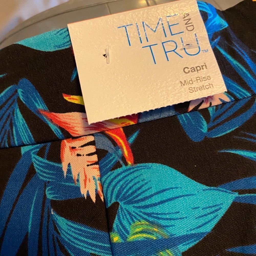 Gorgeous Tropical Capri Pants NWT